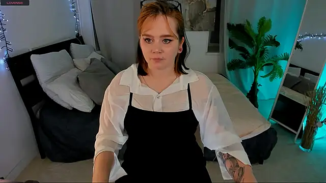 Snapshot of lunaalli chatting on October 2025 03:57:02 PM lunaalli online show from October 2025 03:57:02 PM