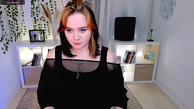 Snapshot of lunaalli chatting on October 2025 02:29:01 PM lunaalli online show from October 2025 02:29:01 PM