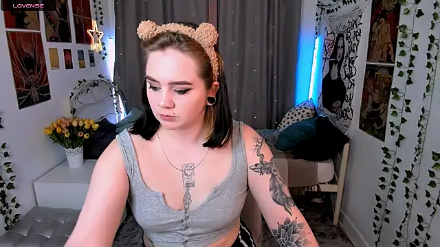 Snapshot of lunaalli chatting on November 2025 01:56:02 PM lunaalli online show from November 2025 01:56:02 PM