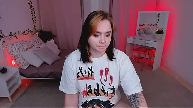 Snapshot of lunaalli chatting on November 2025 04:17:01 PM lunaalli online show from November 2025 04:17:01 PM