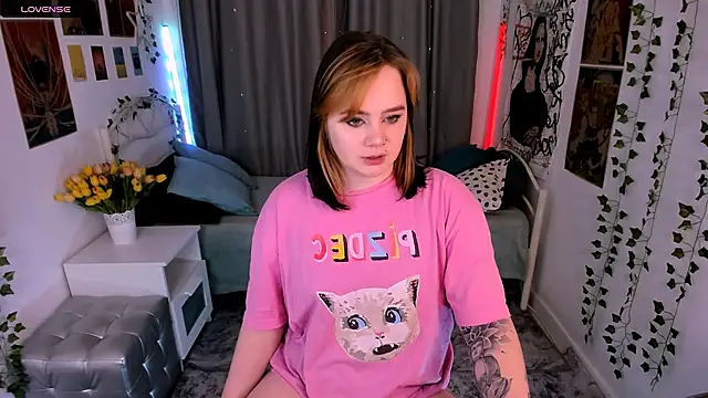 Snapshot of lunaalli chatting on November 2025 04:28:01 PM lunaalli online show from November 2025 04:28:01 PM