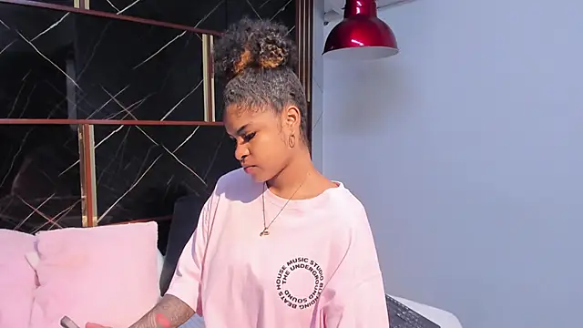 HannyThompson online show from November 2025 12:05:02 PM