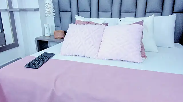 ZoeKrug online show from February 2026 12:23:02 PM