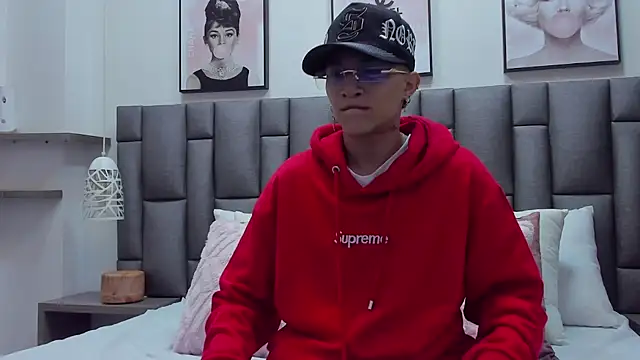 ZoeKrug online show from February 2026 12:16:01 PM