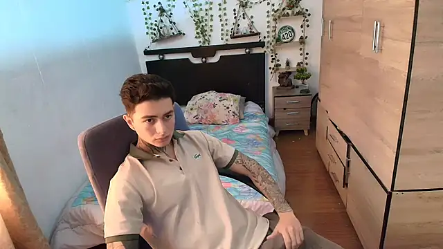 Snapshot of santii_ss chatting on June 2026 01:17:02 PM santii ss online show from June 2026 01:17:02 PM