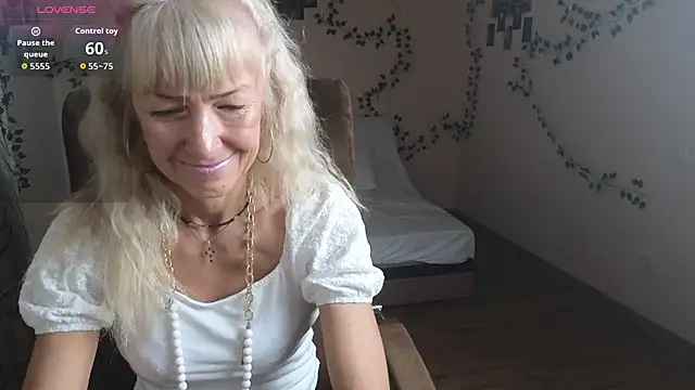 Snapshot of Laura_Gol chatting on October 2025 09:00:02 PM Laura Gol online show from October 2025 09:00:02 PM