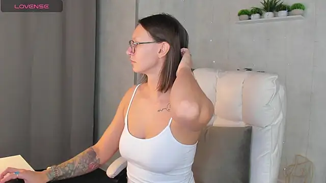 Elina Gravess online show from October 2025 01:03:01 AM
