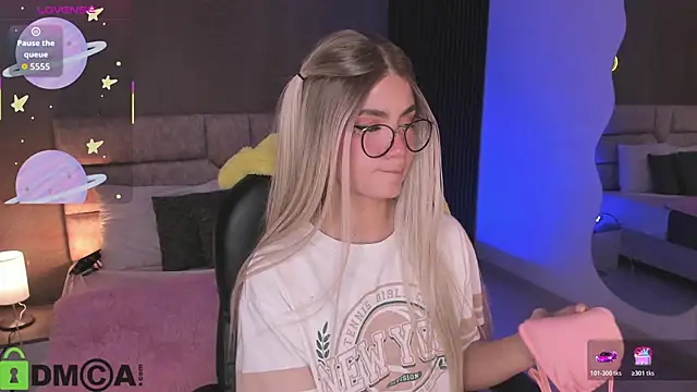 Snapshot of Arinextdoor chatting on November 2025 11:37:02 PM Arinextdoor online show from November 2025 11:37:02 PM