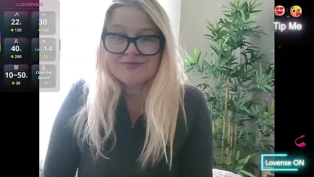 Snapshot of SuzieSub chatting on October 2025 10:48:01 AM SuzieSub online show from October 2025 10:48:01 AM