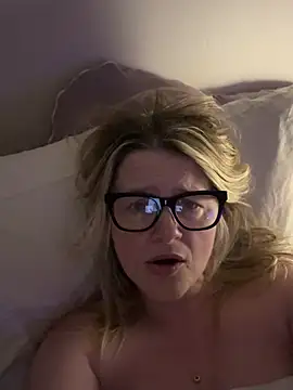 SuzieSub online show from February 2026 11:50:02 PM