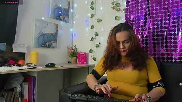 Snapshot of Mishell_Bons chatting on February 2026 06:57:01 PM Mishell Bons online show from February 2026 06:57:01 PM