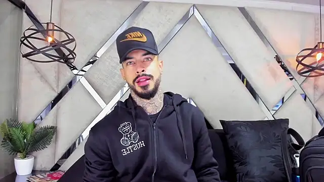 VinzenzRizzo online show from November 2025 04:24:02 AM