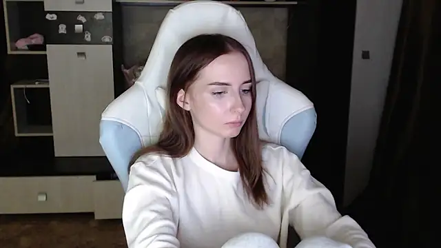 Cutti Crystal online show from October 2025 06:12:01 PM