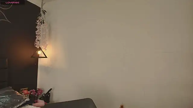 Snapshot of Aleecandrews chatting on November 2025 12:17:01 PM Aleecandrews online show from November 2025 12:17:01 PM