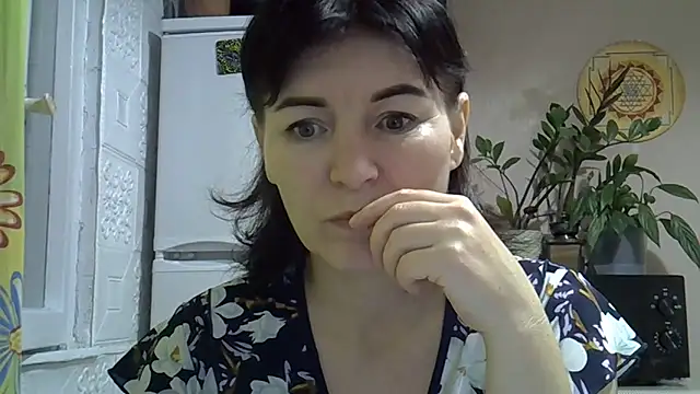 Krystal 82 online show from November 2025 04:28:01 PM