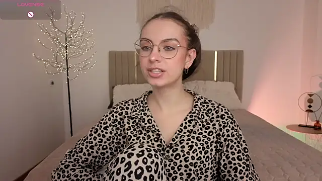 Snapshot of Real_cutie1 chatting on May 2026 01:10:02 PM Real cutie1 online show from May 2026 01:10:02 PM