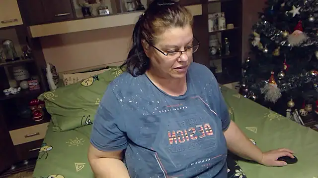 Snapshot of Claudia_71love chatting on December 2024 08:43:02 PM Claudia 71love online show from December 2024 08:43:02 PM