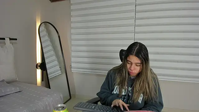 Snapshot of Rachell_criss chatting on November 2025 04:03:02 AM Rachell criss online show from November 2025 04:03:02 AM