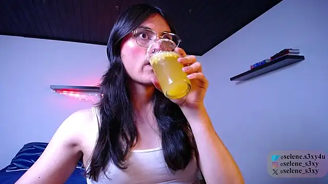 Snapshot of selene_s3x chatting on September 2025 10:47:01 PM selene s3x online show from September 2025 10:47:01 PM