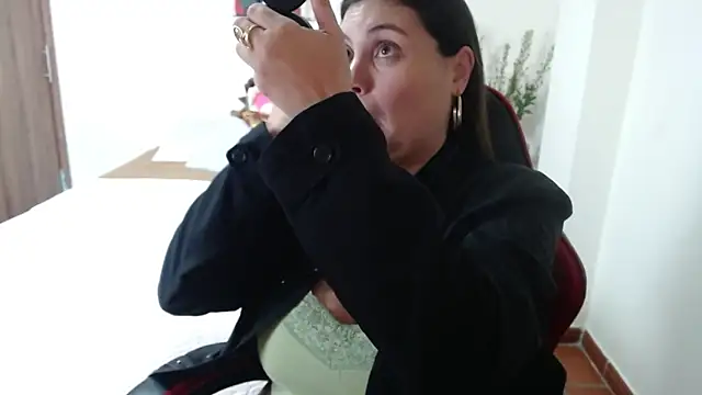 Secret Bella online show from October 2025 11:42:02 AM