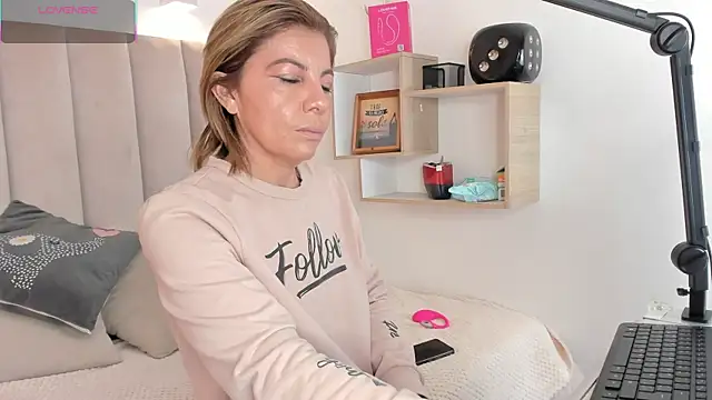 Snapshot of Clhoe_Johnson chatting on October 2025 02:41:02 AM Clhoe Johnson online show from October 2025 02:41:02 AM