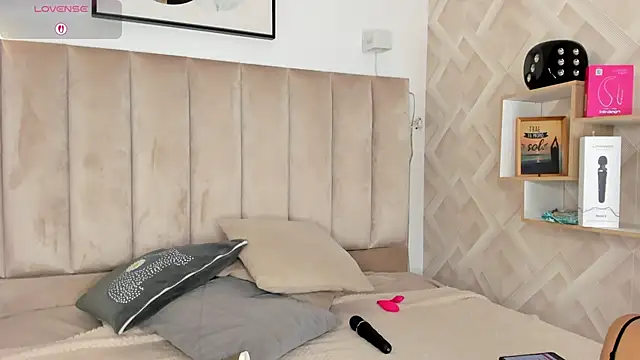 Snapshot of Clhoe_Johnson chatting on October 2025 01:01:02 PM Clhoe Johnson online show from October 2025 01:01:02 PM