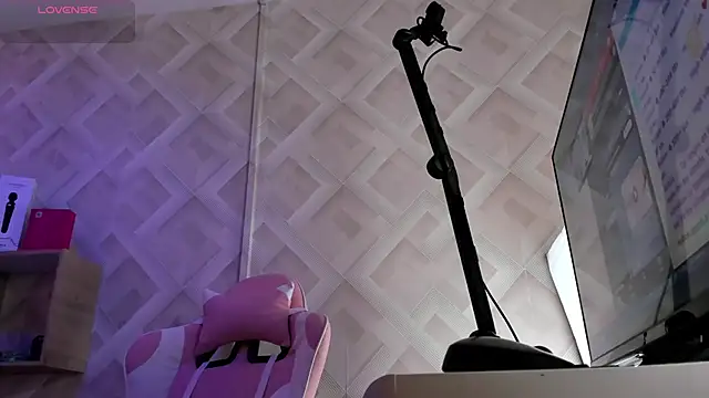 Snapshot of Clhoe_Johnson chatting on October 2025 12:23:01 PM Clhoe Johnson online show from October 2025 12:23:01 PM