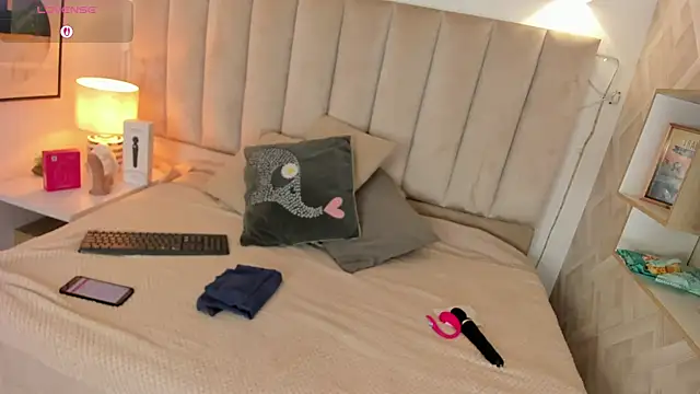 Snapshot of Clhoe_Johnson chatting on October 2025 12:13:02 PM Clhoe Johnson online show from October 2025 12:13:02 PM