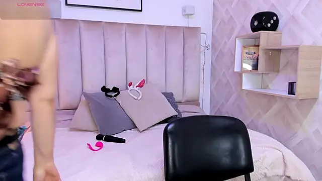 Snapshot of Clhoe_Johnson chatting on October 2025 12:09:01 PM Clhoe Johnson online show from October 2025 12:09:01 PM