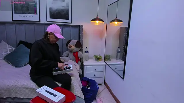 Snapshot of Clhoe_Johnson chatting on November 2025 12:16:01 PM Clhoe Johnson online show from November 2025 12:16:01 PM