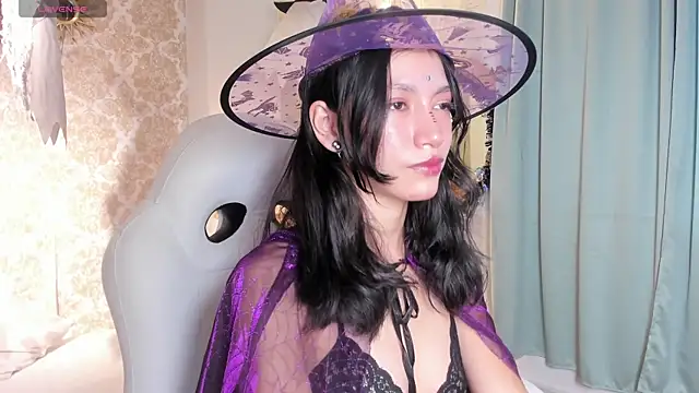 Snapshot of LilyThea chatting on October 2025 09:16:02 PM LilyThea online show from October 2025 09:16:02 PM