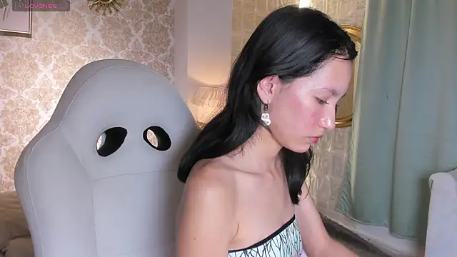 Snapshot of LilyThea chatting on November 2025 10:04:02 PM LilyThea online show from November 2025 10:04:02 PM