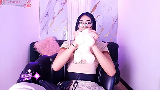 Snapshot of Mhiaa_Sweet chatting on April 2026 12:00:01 PM Mhiaa Sweet online show from April 2026 12:00:01 PM
