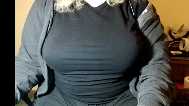 LunoviaXL online show from November 2025 09:58:01 PM