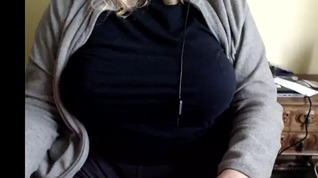 LunoviaXL online show from December 2025 04:01:02 PM