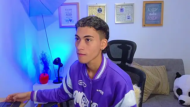 yulian vasquez online show from November 2025 12:33:01 PM