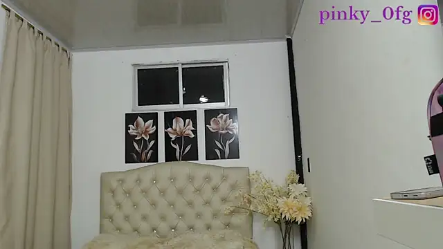 pinky f00x online show from September 2025 02:23:01 AM