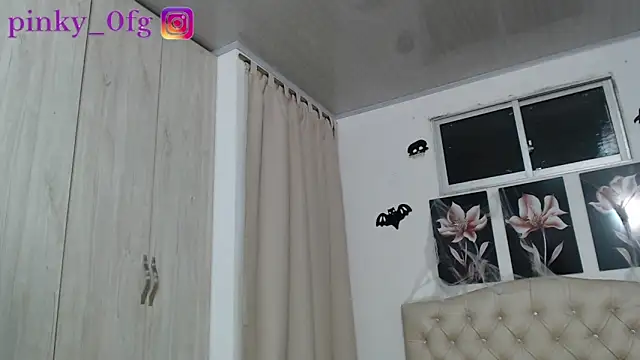 pinky f00x online show from October 2025 12:00:01 AM