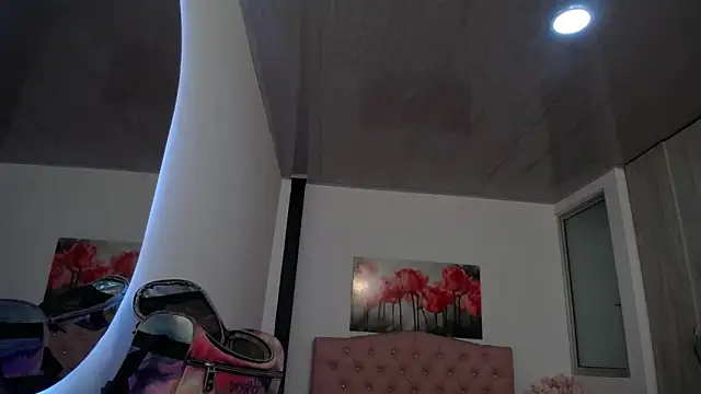 pinky f00x online show from November 2025 07:49:02 PM