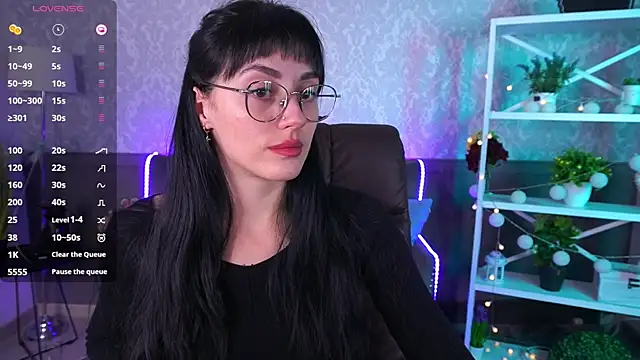 EviLune online show from October 2025 06:02:02 AM