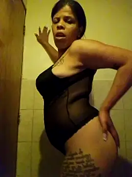 Snapshot of Esperanza_13 chatting on May 2026 11:24:01 PM Esperanza 13 online show from May 2026 11:24:01 PM