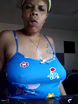 Snapshot of Esperanza_13 chatting on June 2026 02:05:02 AM Esperanza 13 online show from June 2026 02:05:02 AM