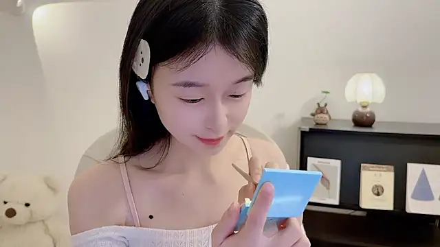 Onechestnut online show from December 2025 06:30:02 AM