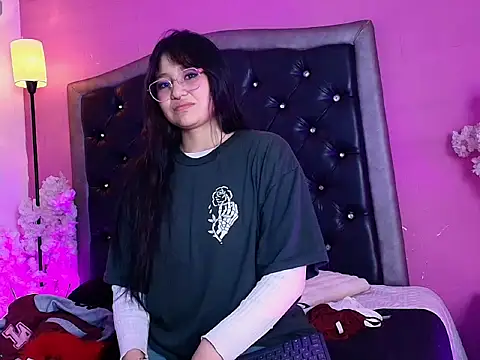 Snapshot of Aliice_Blond chatting on September 2025 02:23:01 AM Aliice Blond online show from September 2025 02:23:01 AM