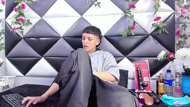 Megan Thompson  online show from September 2025 02:38:01 AM