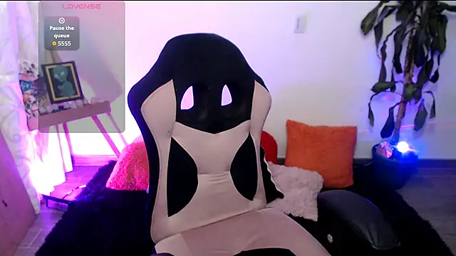 Snapshot of LunaBunny8 chatting on November 2025 01:59:02 AM LunaBunny8 online show from November 2025 01:59:02 AM