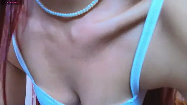 Snapshot of ViolethRosse chatting on April 2026 01:52:02 AM ViolethRosse online show from April 2026 01:52:02 AM