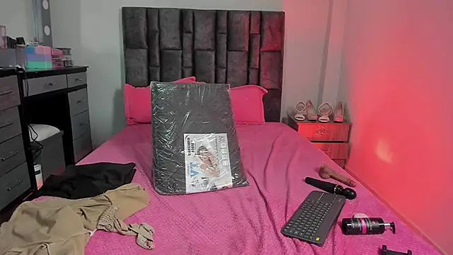 Esmeraldaa- online show from November 2025 11:21:01 AM