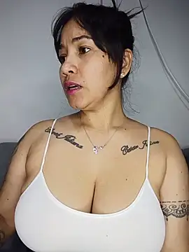Snapshot of violettaa_millerss chatting on June 2026 12:55:02 AM violettaa millerss online show from June 2026 12:55:02 AM