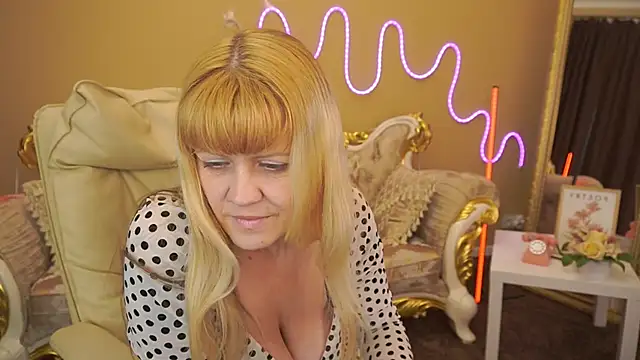 BellaLaPetit online show from November 2025 02:38:02 PM